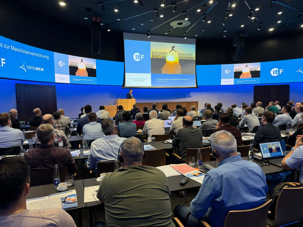 Aufnahme des Plenums auf der Konferenz zur Maschinenverordnung in Zürich